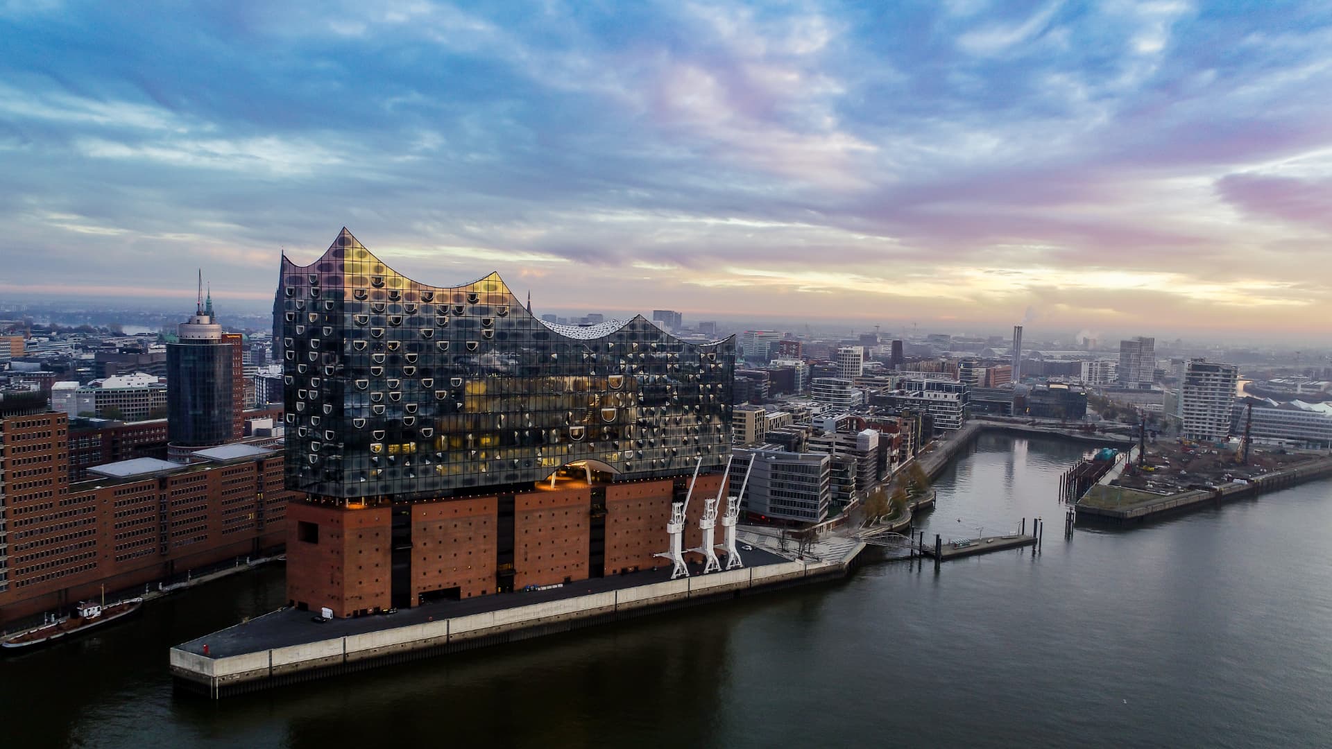Elbphilharmonie und Hamburger Hafen in der Dämmerung